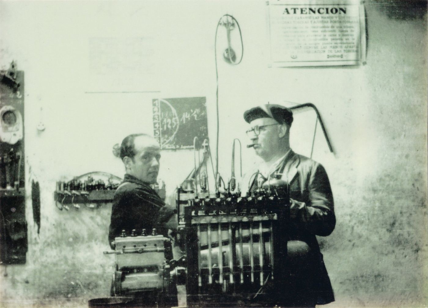 Paco Gallardo y su padre Alfredo trabajando en el primer taller de la familia en Nervión, Sevilla, años 50
